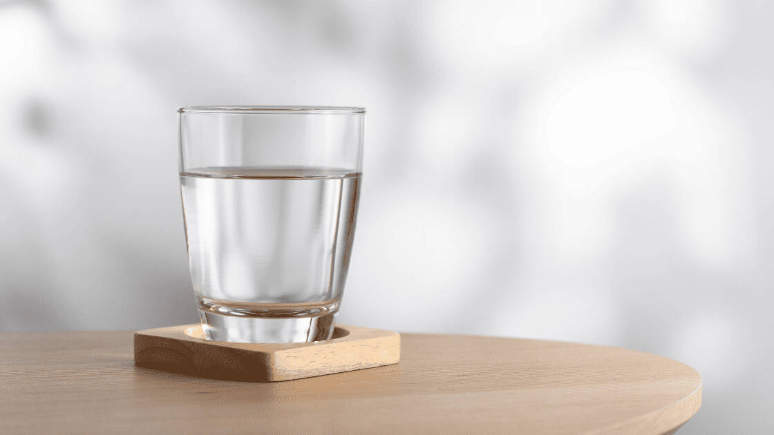 Ein Glas Wasser auf einem Tisch.