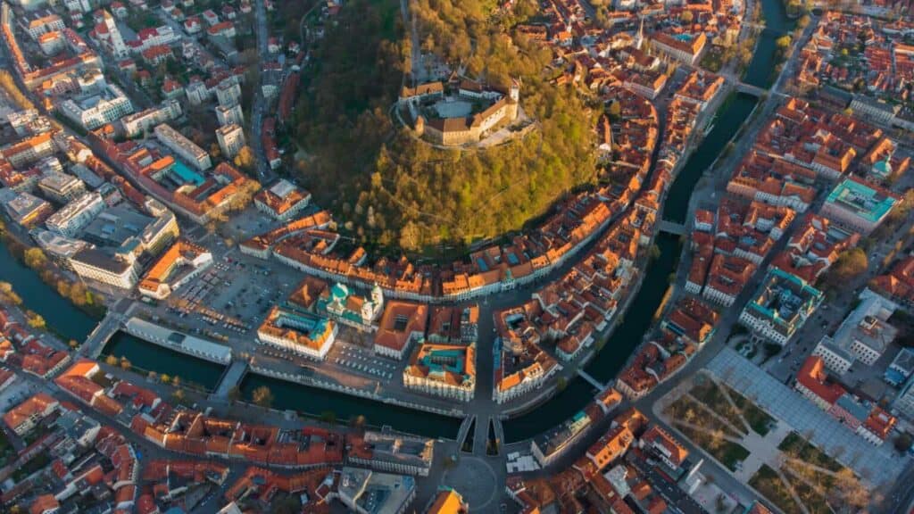 Luftaufnahme der Altstadt von Ljubljana, Slowenien, mit der majestätischen Burg und den historischen Gebäuden.