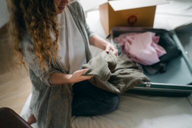 Frau beim Kofferpacken