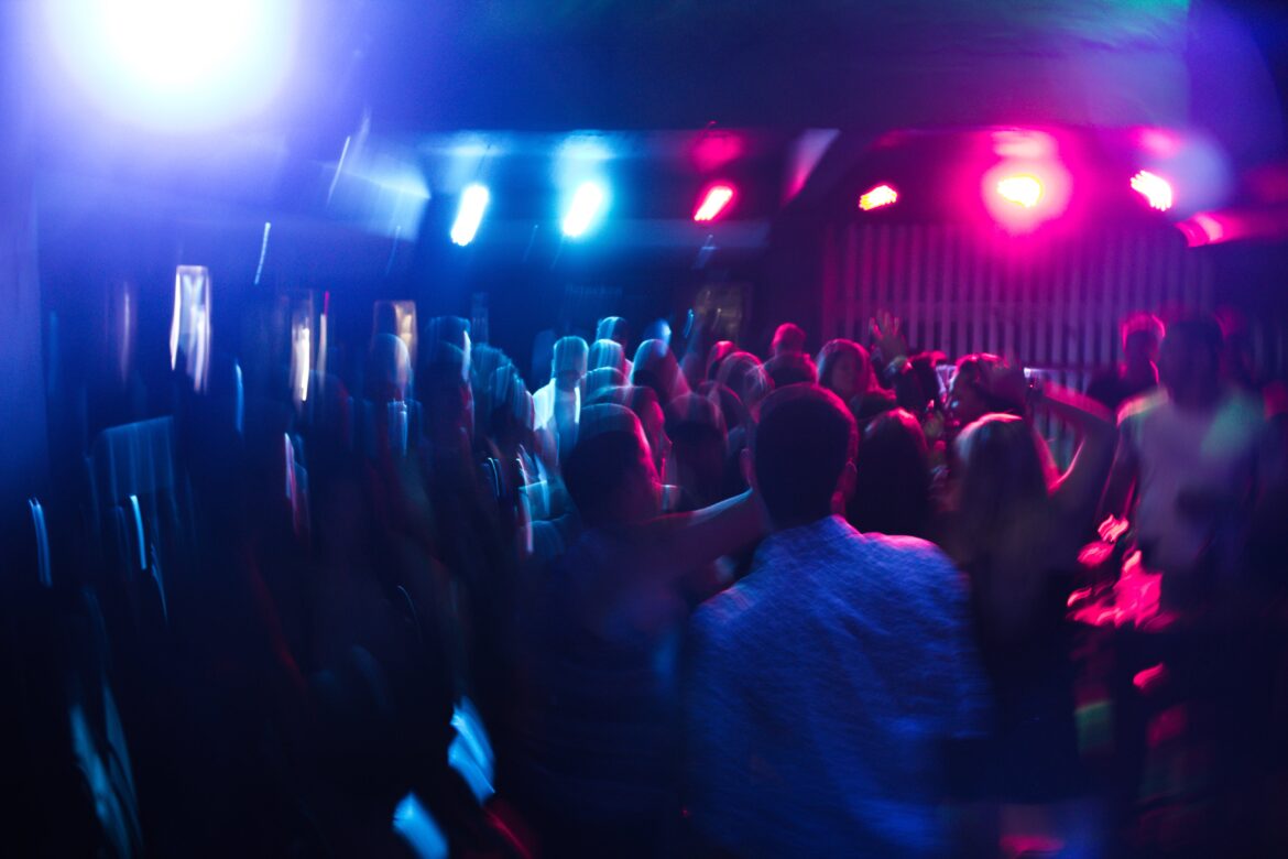 Menschen feiern im Club