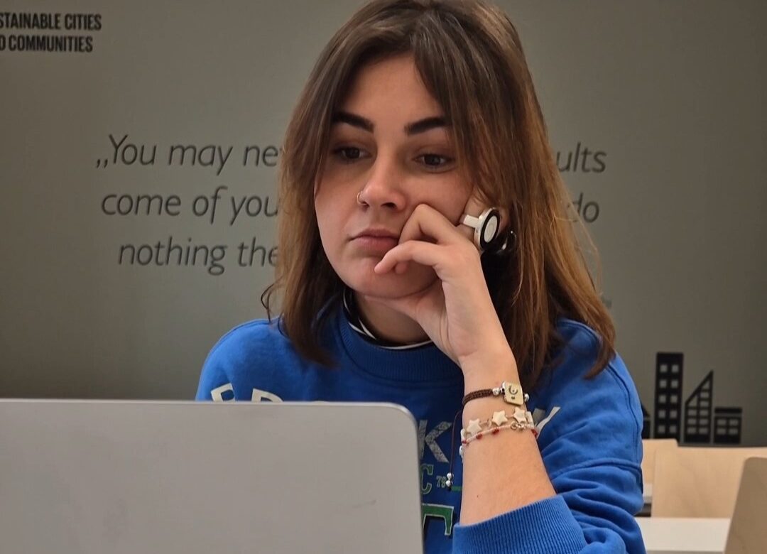Sophia schaut verzweifelt in ihren Laptop