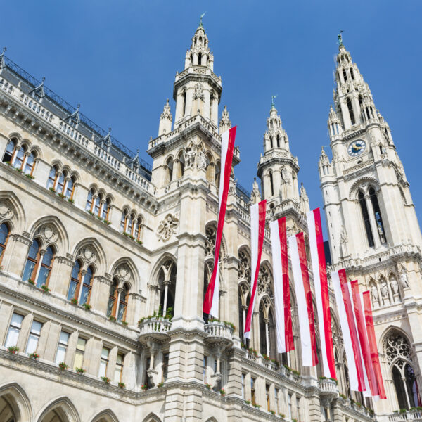 Das Wiener Rathaus von außen. Geschmückt mit österreichischen Fahnen.