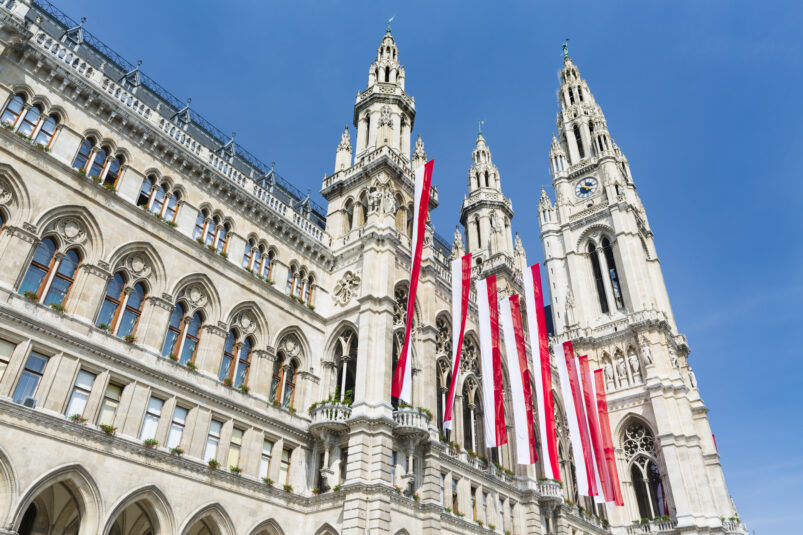 Das Wiener Rathaus von außen. Geschmückt mit österreichischen Fahnen.
