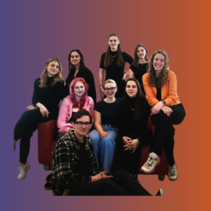 Das neue SOFA Team 2025 auf einem roten Sofa. Im Hintergrund sind die Farben der CI zu erkennen: blau und orange.