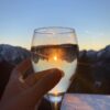 Ein Glas Wein vor einer Kulisse mit Abendstimmung,