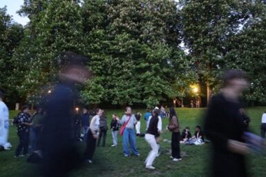 Menschen auf einer Wiese.
