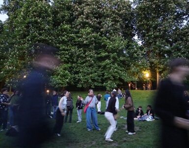 Menschen auf einer Wiese.