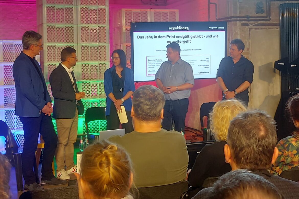 Podiumsdiskussion auf der Re:Publica 2025 zum Thema "Das Jahr, in dem Print endgültig stirbt - und wie es weitergeht"