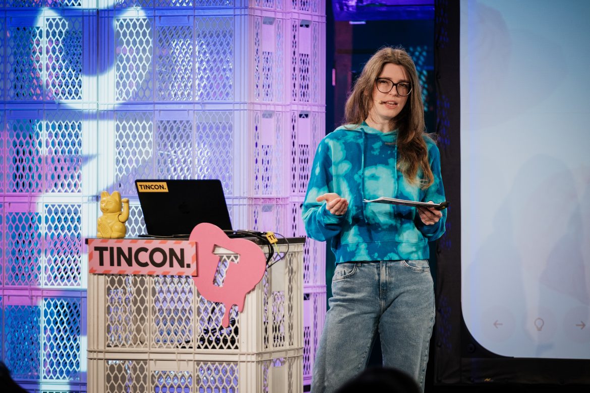 Wissenschaftsvermittlerin Dani auf der TINCON-Bühne