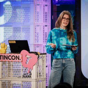 Wissenschaftsvermittlerin Dani auf der TINCON-Bühne