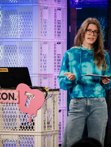 Wissenschaftsvermittlerin Dani auf der TINCON-Bühne