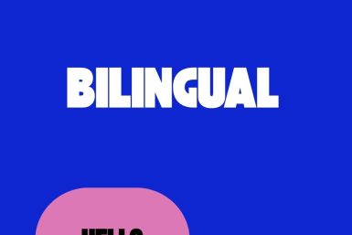 Ein Symboldbild mit blauem Hintergrund. Darauf sind zwei rosafarbene Sprechblasen zu sehen. In beiden steht "Hallo" aber in einer jeweils anderen Sprache. In der Mitte der Grafik und zwischen den zwei Sprechblasen steht "Bilingual".