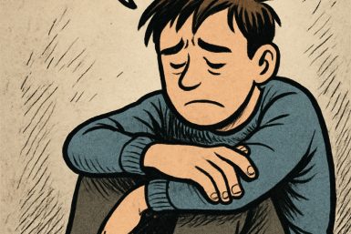 Ein trauriger Mann, der gegen die Wand gelehnt am Boden kauert. Er hat eine traurige Mimik und den Kopf über den verschränkten Arme gebeugt.